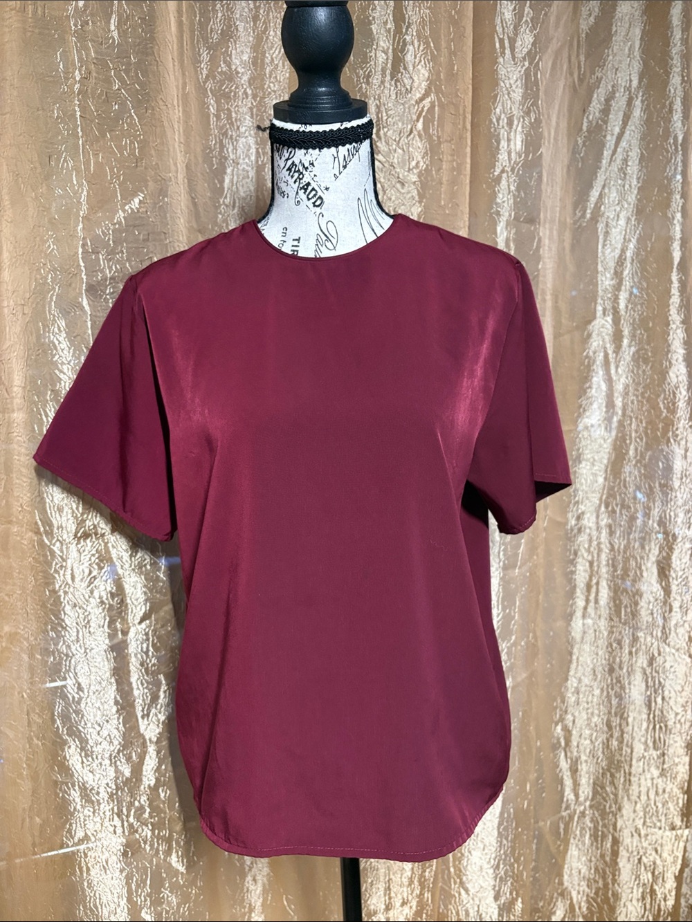 Woman’s Short-Sleeve Crewneck Shirt in Burgundy
